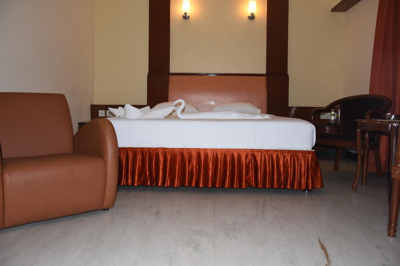 Ulo Chennai Deluxe Hotel ภายนอก รูปภาพ