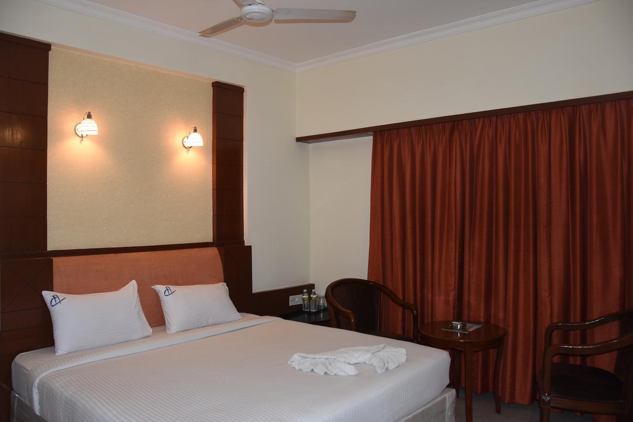 Ulo Chennai Deluxe Hotel ภายนอก รูปภาพ