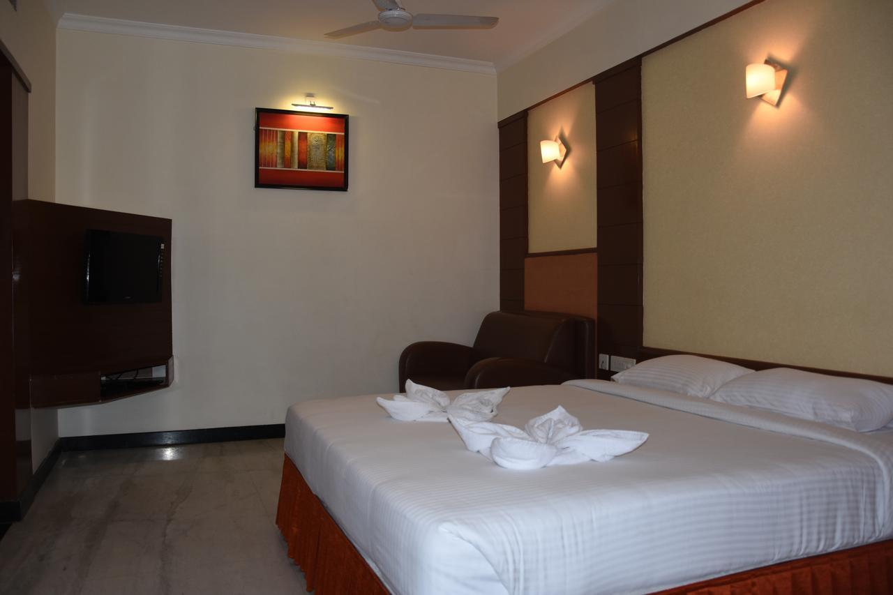 Ulo Chennai Deluxe Hotel ภายนอก รูปภาพ